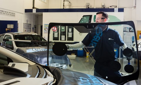 Auto Windscreens image