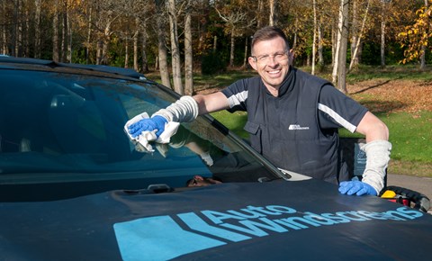 Auto Windscreens technician